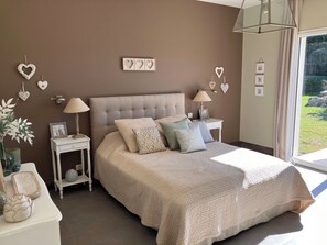 5 bedrooms, in-room safe, desk, iron/ironing board