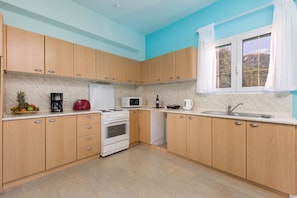 Microwave, oven, stovetop, coffee/tea maker