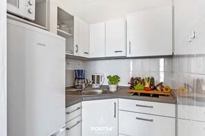 Refrigerador, microondas, parrilla de estufa y cafetera y tetera 