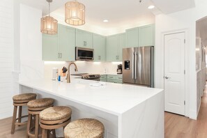 Geladeira, micro-ondas, fogão, cooktop