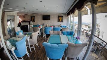 TĂ€gliches inbegriffenes groĂes FrĂŒhstĂŒck