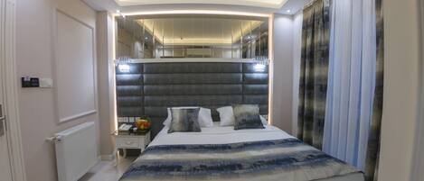 Roupas de cama premium, frigobar, cofres nos quartos, escrivaninha