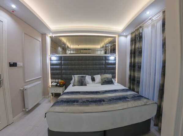 Hochwertige Bettwaren, Minibar, Zimmersafe, Schreibtisch