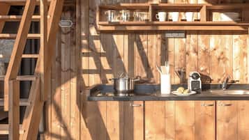 Máquina de café espresso, utensilios de cocina y artículos de limpieza