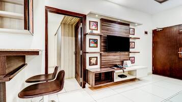 Deluxe Room | Living area | TV