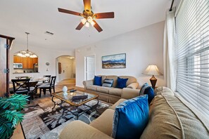 Apartment (3 Bedrooms) | Living area