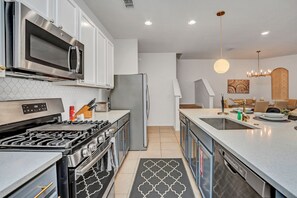 Tủ lạnh, lò vi sóng, lò nướng, bếp nấu 