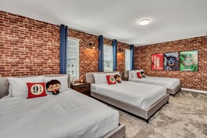 منزل (Multiple Bedrooms) | 9 عدّة غرف نوم ومكواة/لوح كي وأسرّة أطفال/رضّع (مجانًا) وملاءات أسرّة