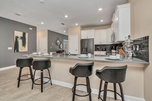 House (Multiple Bedrooms) | Private kitchen | Fridge, microwave, oven, stovetop - 4530 Narrative Ln (Kissimmee)