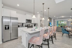 Casa (6 Bedrooms) | Cocina privada | Refrigerador, microondas, horno y parrilla de estufa 