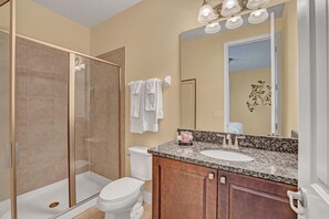 Villa (6 Bedrooms) | Badkamer | Een haardroger, handdoeken