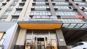 A hotel entrance with a glass door, a revolving door, and a staircase leading up to the entrance. - Chonpines Hotel (Zhengzhou)