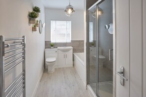 Apartment | Bathroom | Combined shower/tub, free toiletries, towels, soap - Endeavour I (Whitby)