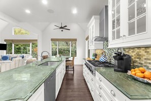 冰箱、微波炉、烤箱、炉灶