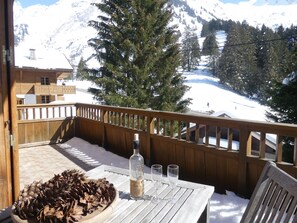 Outdoor dining - Le Paturage, charming half-chalet facing the mountains (La Clusaz)