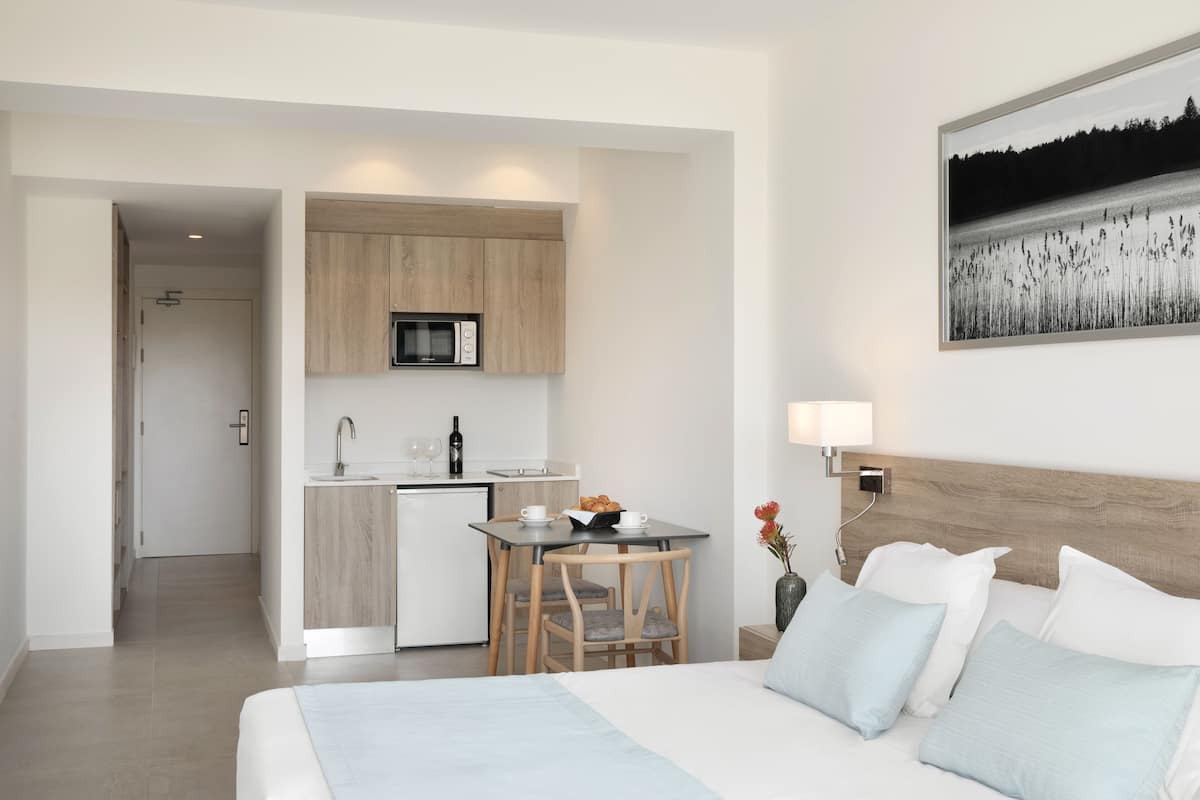 1 bedroom, in-room safe, desk, cots/infant beds