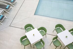 Bar en bord de piscine