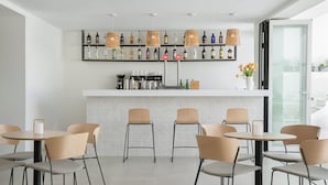 Bar junto a la piscina