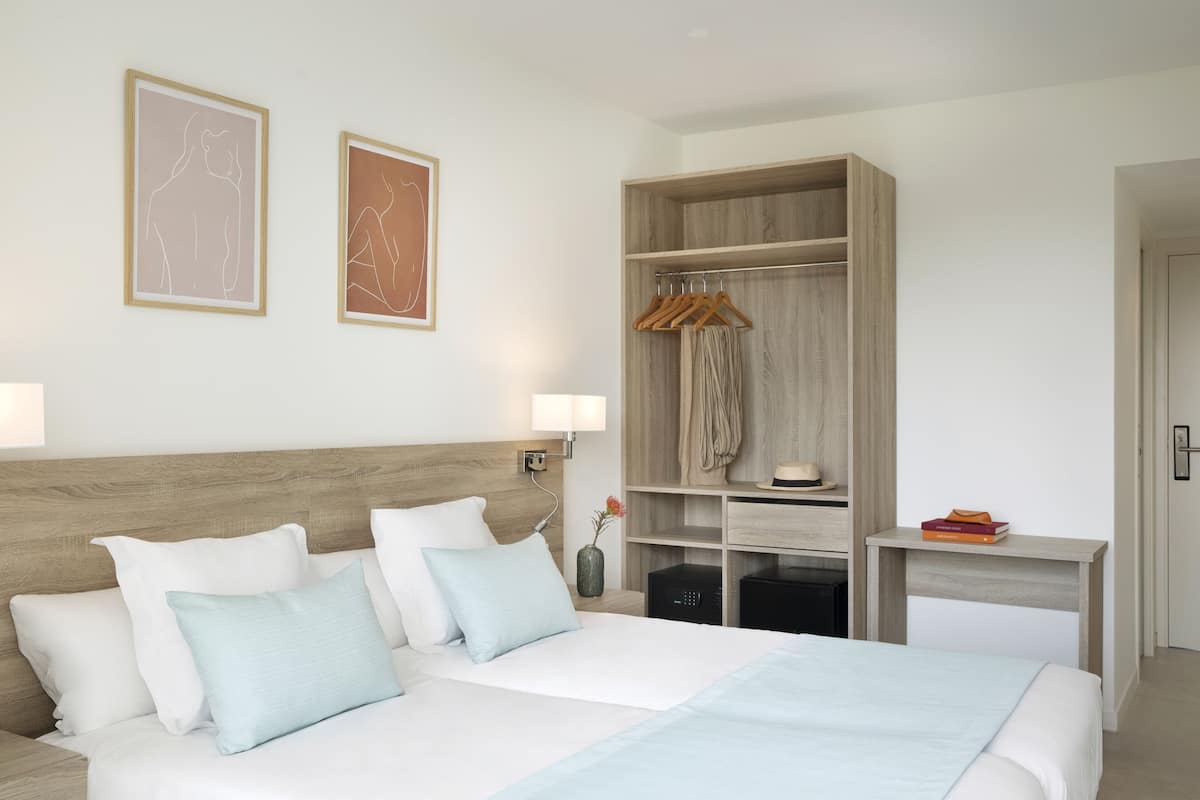 1 bedroom, in-room safe, desk, cots/infant beds