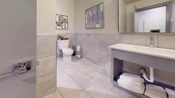 Combined shower/tub, hair dryer, towels