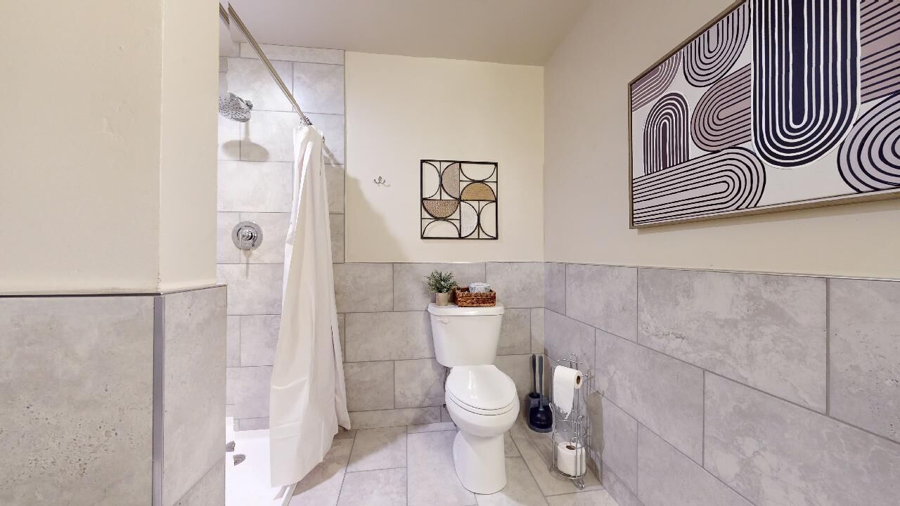 Combined shower/tub, hair dryer, towels