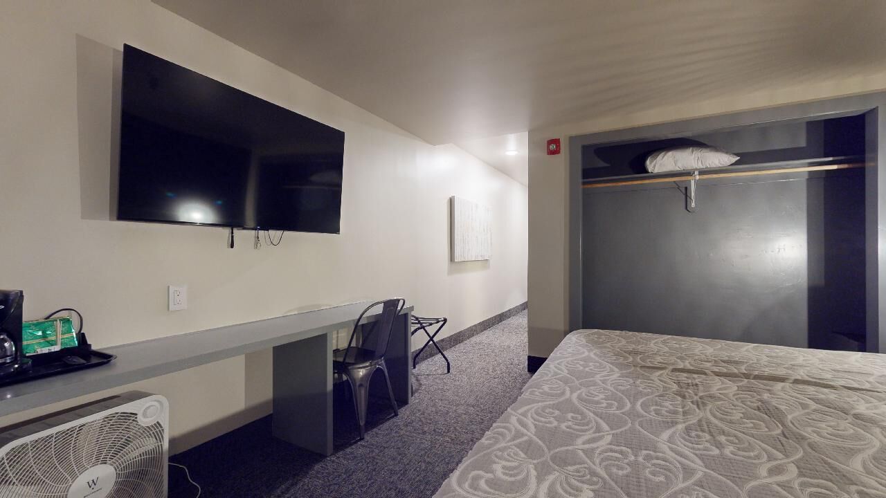 1 bedroom, desk, WiFi, bed sheets