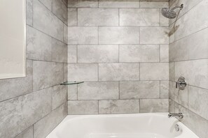 Ducha y bañera combinadas, secador de pelo y toallas