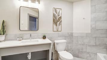 Combined shower/tub, hair dryer, towels