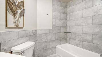 Combined shower/tub, hair dryer, towels