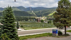 Une route de montagne avec un panneau indiquant un magasin d’articles de sports de montagne.