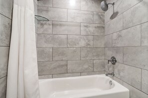 Bañera con ducha, secador de pelo, toallas
