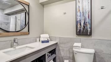 Bañera con ducha, secador de pelo, toallas