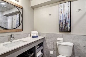 Combined shower/bathtub, hair dryer, towels