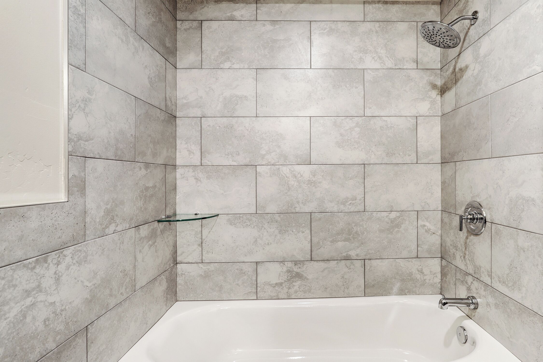 Ensemble douche/baignoire, sèche-cheveux, serviettes fournies