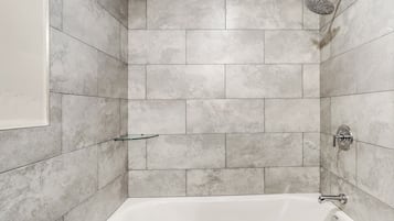 Ensemble douche/baignoire, sèche-cheveux, serviettes fournies