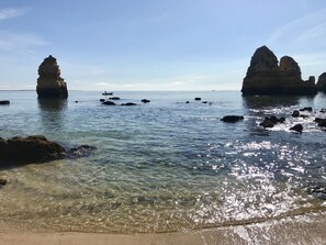Plage à proximité, chaises longues, serviettes de plage