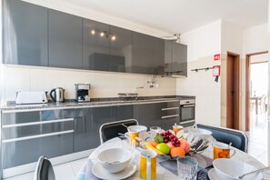 Réfrigérateur, four à micro-ondes, un four, surface de cuisson
