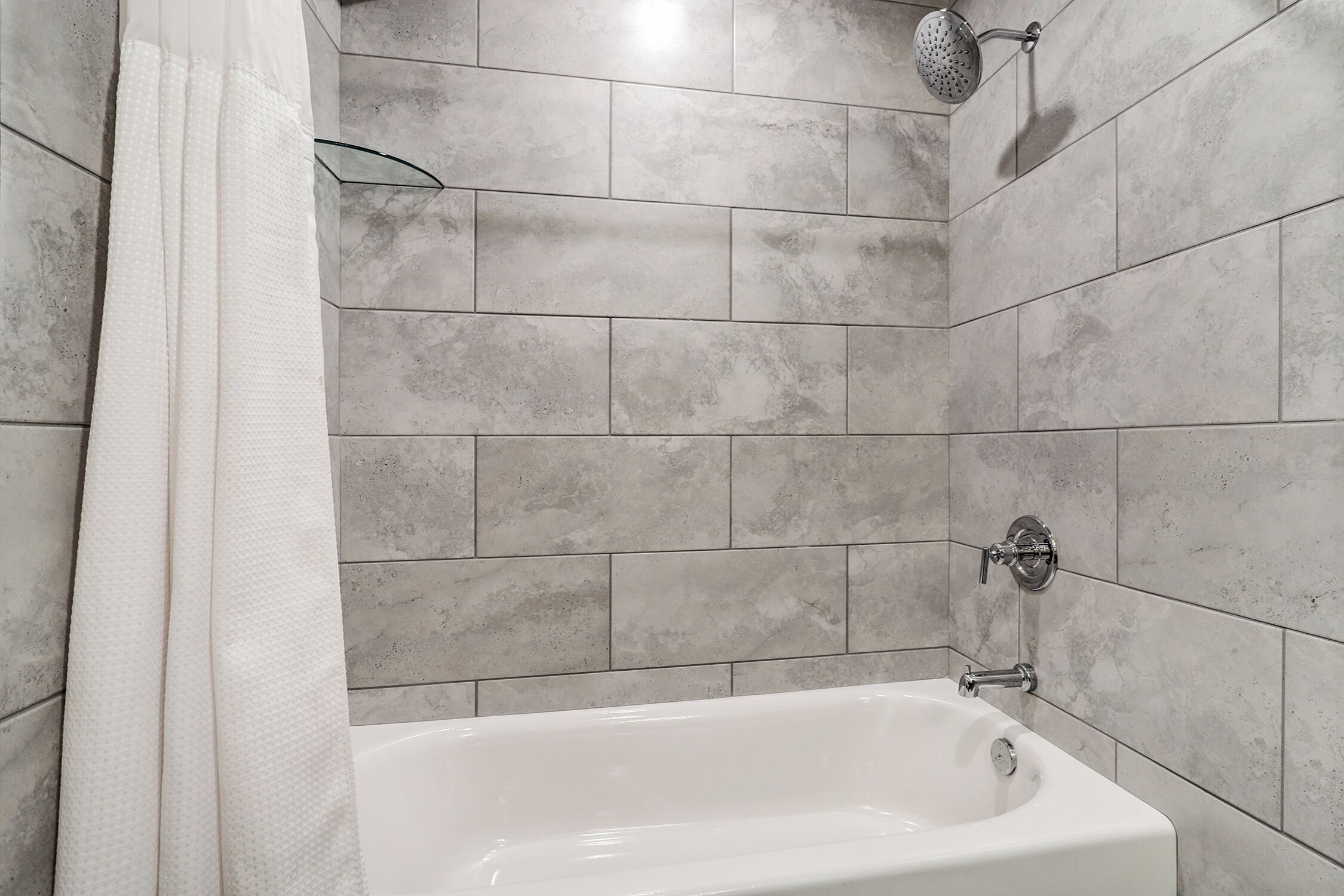 Combined shower/tub, hair dryer, towels