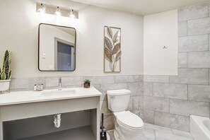 Badkar/dusch, hårtork och handdukar