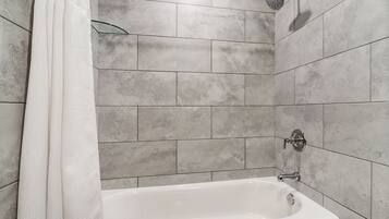 Combined shower/tub, hair dryer, towels