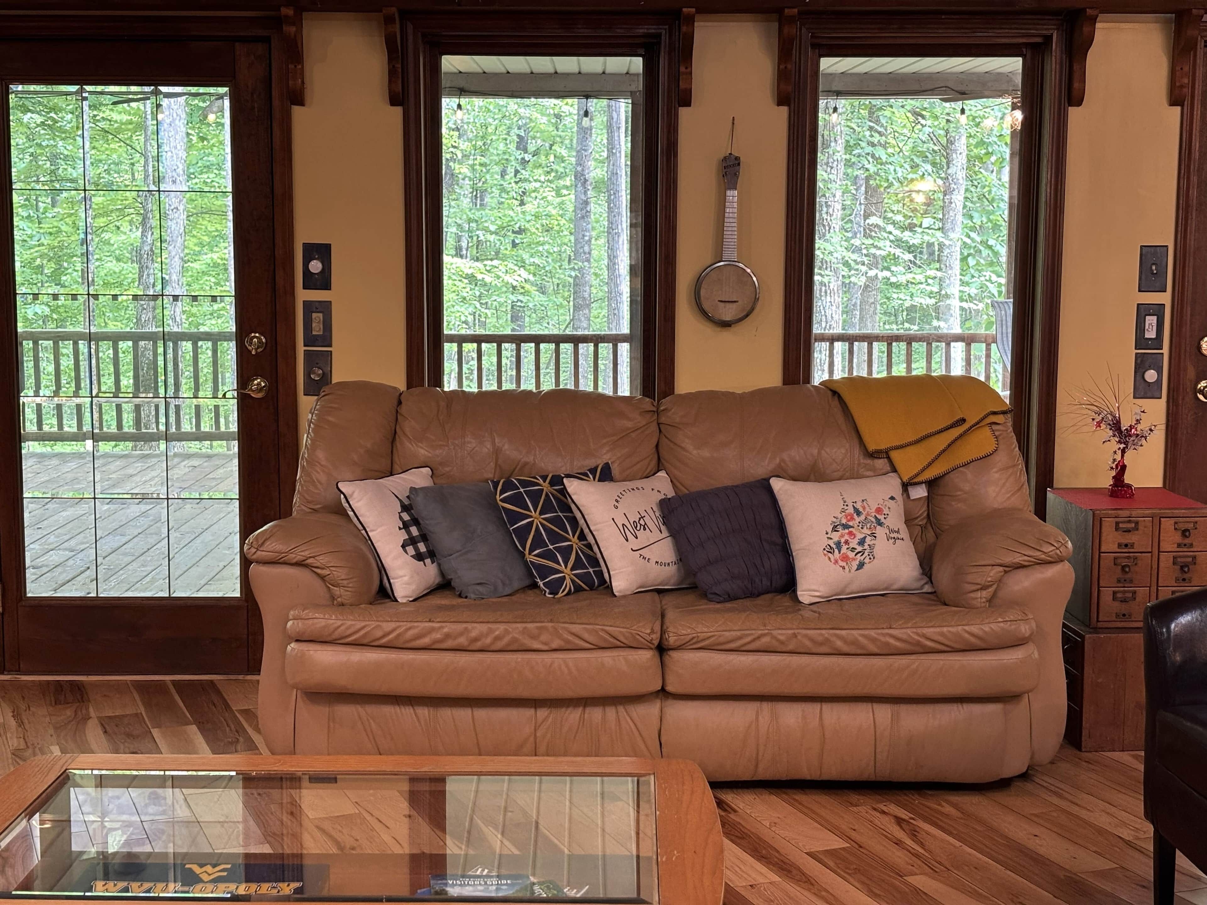 Een smart-tv, een open haard, een dvd-speler en tafelvoetbal