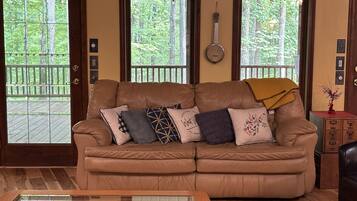 Een smart-tv, een open haard, een dvd-speler en tafelvoetbal