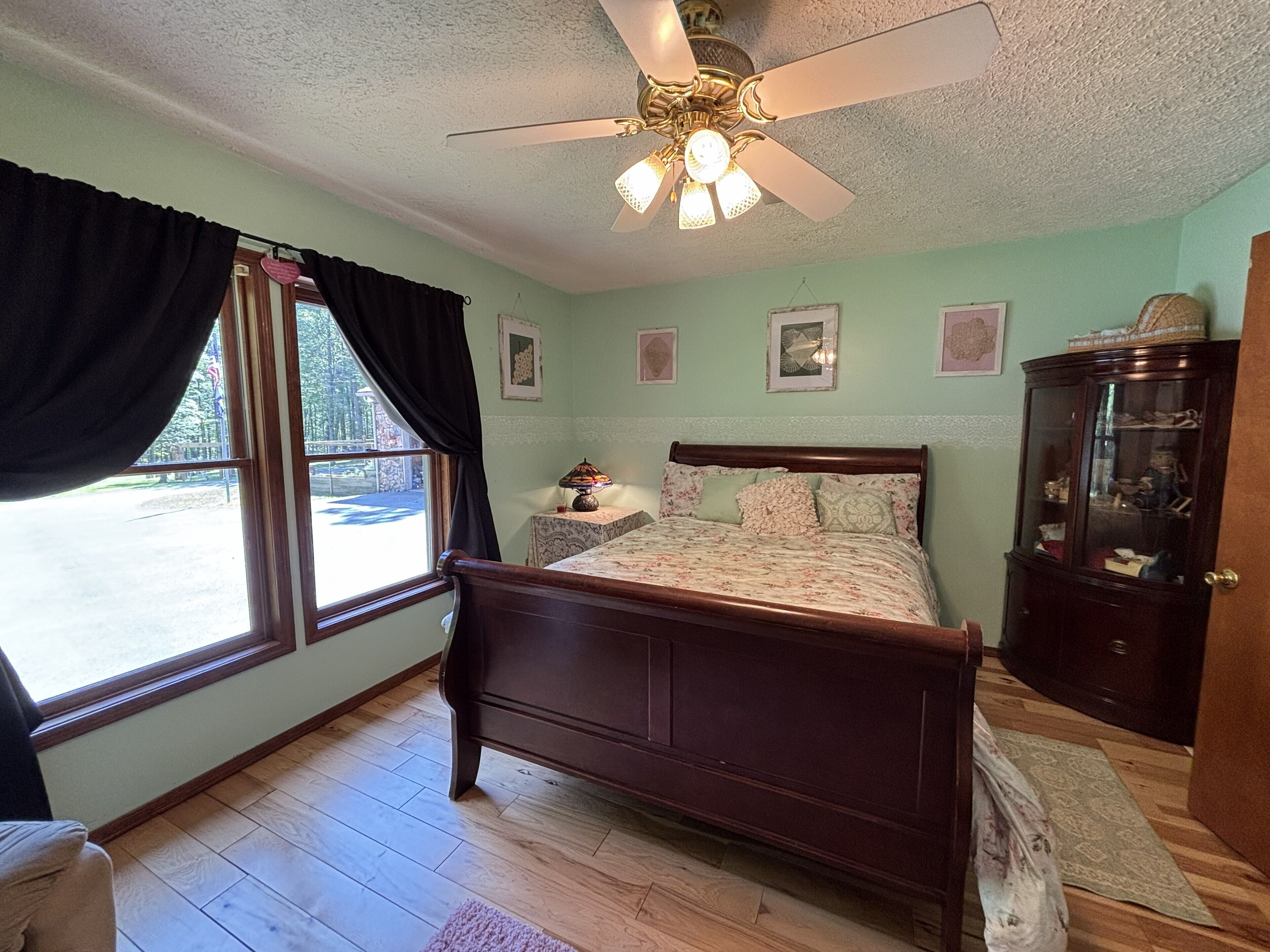 4 bedrooms, desk, iron/ironing board, travel crib