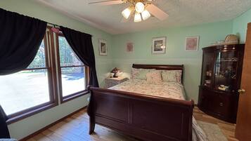 4 bedrooms, desk, iron/ironing board, travel crib