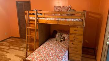 4 bedrooms, desk, iron/ironing board, WiFi (free)