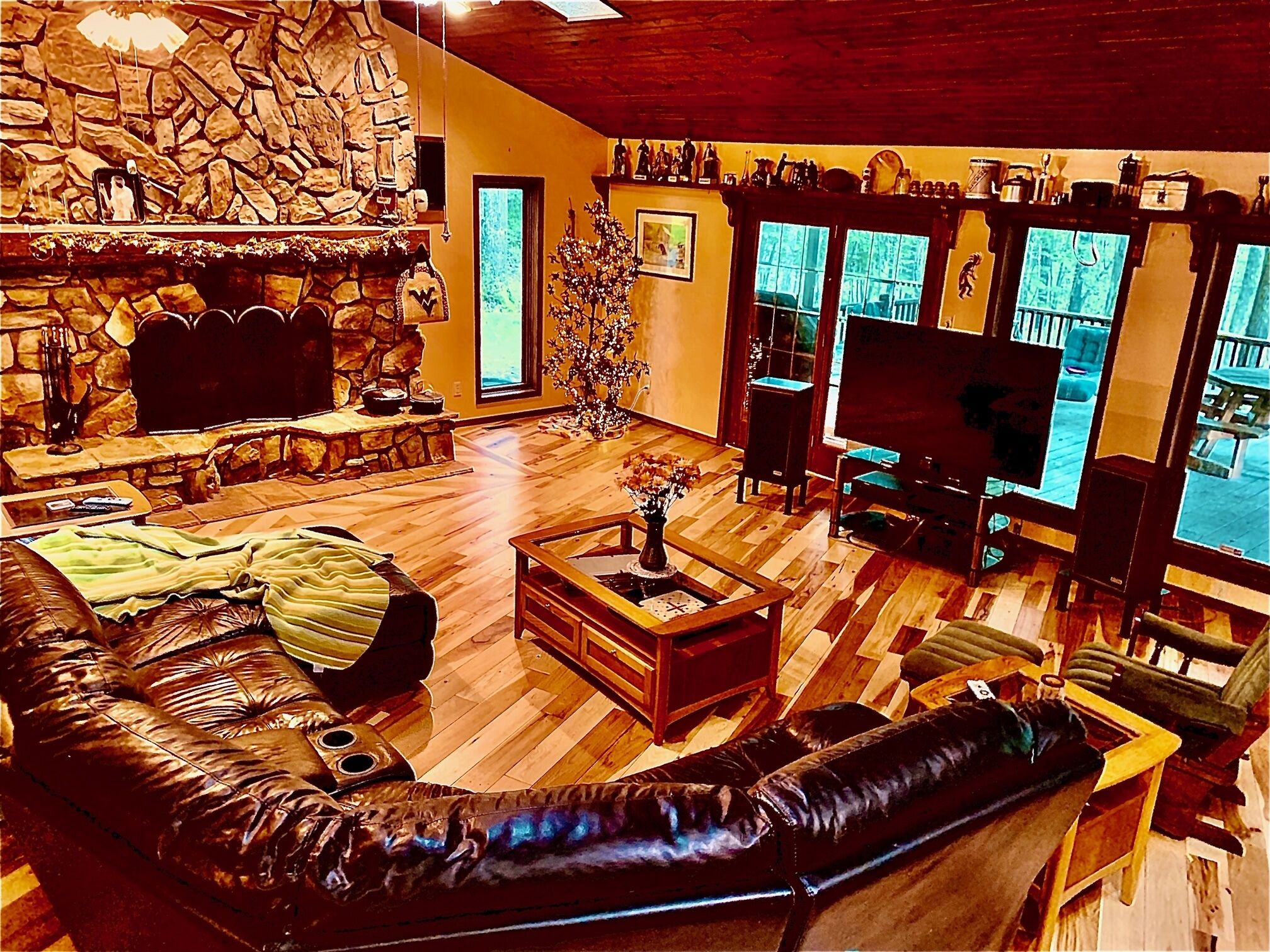 Een smart-tv, een open haard, een dvd-speler en tafelvoetbal