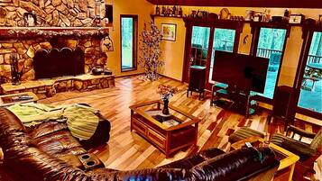 Een smart-tv, een open haard, een dvd-speler en tafelvoetbal