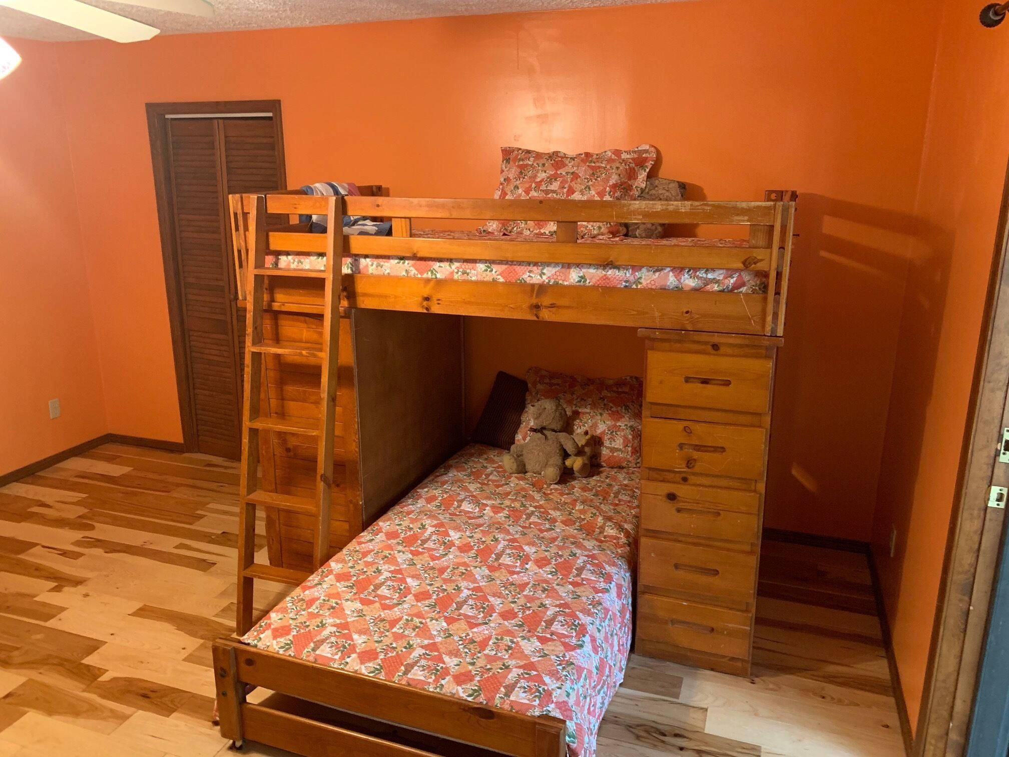 4 bedrooms, desk, iron/ironing board, travel crib