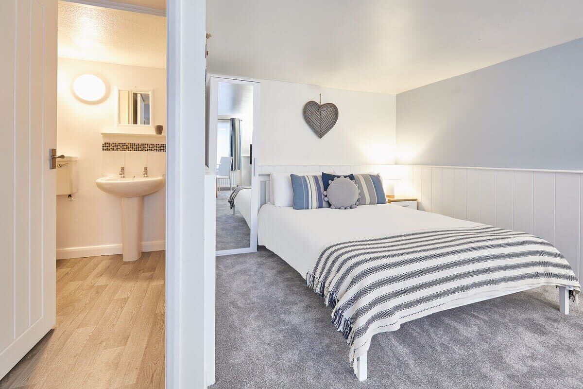 Fer et planche à repasser, Wi-Fi gratuit, draps fournis