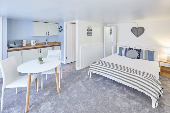 Iron/ironing board, free WiFi, bed sheets